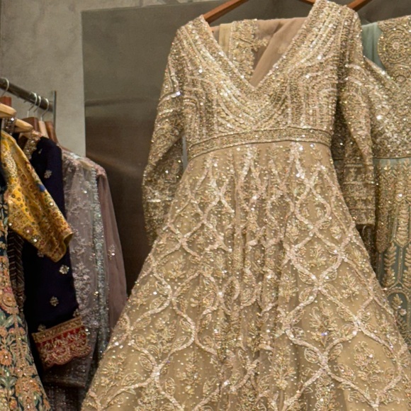 Indian/pakistani wedding gown! Champange, silver and gold! Size medium! - Picture 3 of 8